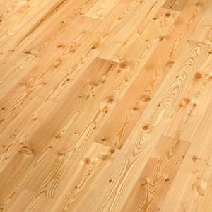 Helle Landhausdiele glaenzend mit starker Holzmaserung