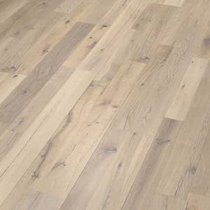 Graue Landhausdiele mit mittlerer Holzmaserung