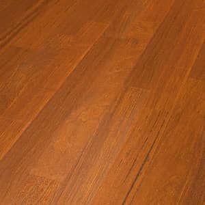 Rot-braune Landhausdielen mit wenig Holzmaserung