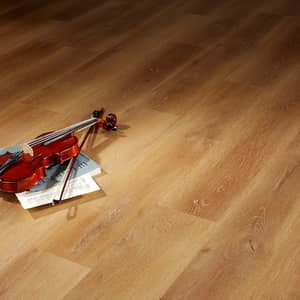 Rote Geige auf rot braunem Vinylboden in Holzoptik