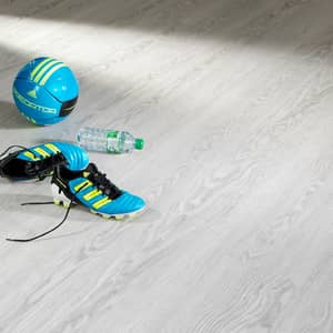 Fußballschuhe auf weißem Vinylboden