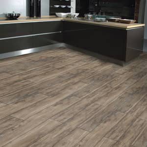 Küche mit braunen Vinylboden in Holzoptik