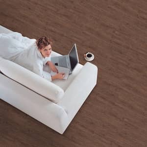 Wohnzimmer mit dunkelbraunem Vinylboden