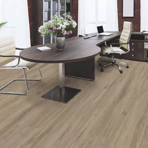 Büro mit hellem Vinylboden in Holzoptik