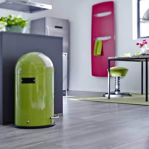 Grauer Vinylboden in einer Küche mit grünem Mülleimer