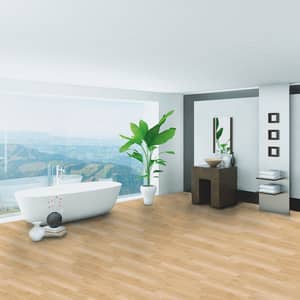 Heller Vinylboden in Holzoptik in einem Badezimmer mit einer weißen Badewanne in der linken Ecke