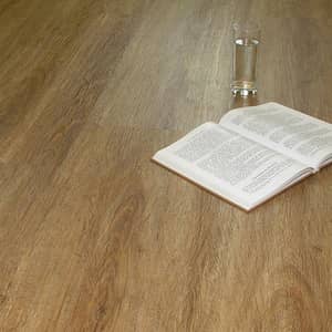 Buch auf braunem Vinylboden in Holzoptik