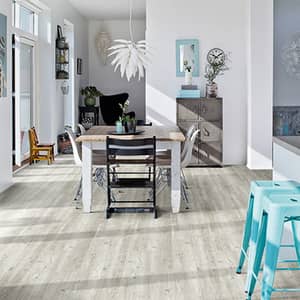 Weisser Vinylboden in Holzoptik in einem Esszimmer