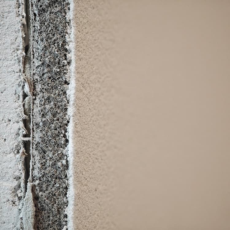 Aufbau des Akustikputzes: poröser Absorber und feiner, hochweißer Oberputz